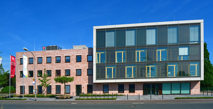 Die Fassade der Stadtwerke in Gronau im Münsterland erzeugt Strom mithilfe von integrierten PV-Modulen.