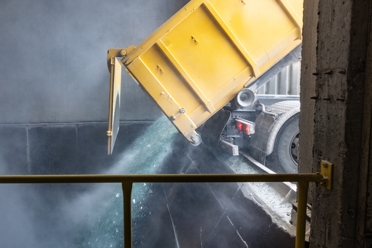 Bis zu 20.000 t rückgebautes Fassadenglas pro Jahr sollen durch die Zusammenarbeit mit Ragn-Sells in die Produktion von CO 2 -reduziertem Glas einfließen.