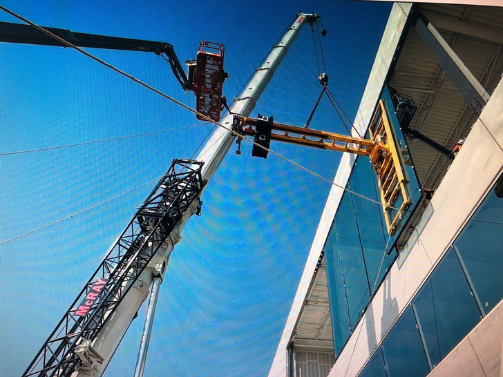 Die 5400 kg schweren, 2,8 x 9,7 m großen Fassadenelemente wurden mit der Sauganlage VSG 6000 K MH montiert.