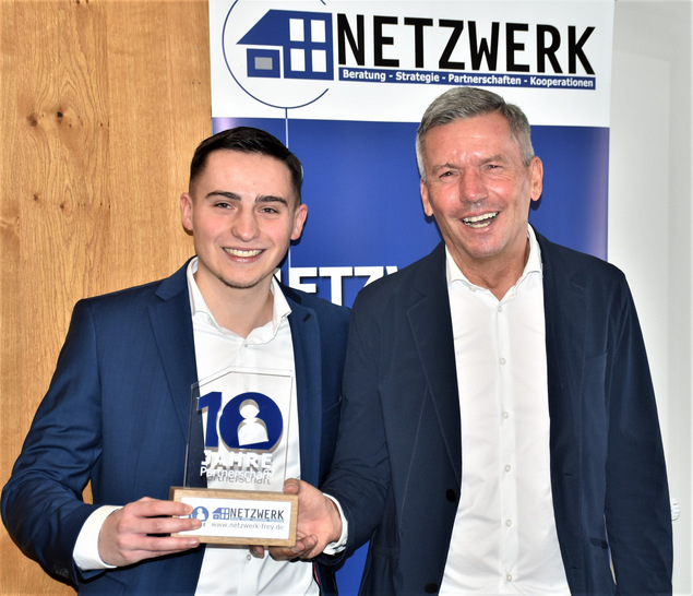 Oliver Frey und sein Sohn Niklas präsentieren am 18.01.2023 den Award, den sie zum Netzwerk-Partnertag den Kunden überreichen werden, die von Anfang an dabei sind. - © Daniel Mund / GLASWELT
