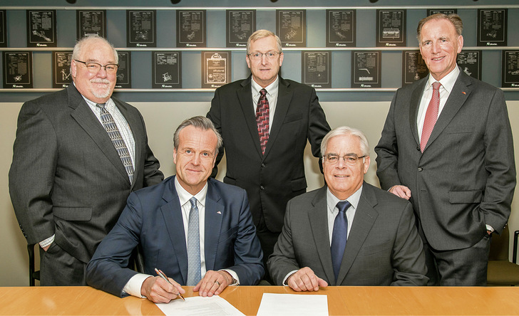 Am 19. Dezember wurde die Übernahme der Ultrafab Inc. durch Roto besiegelt. Im Bild von links nach rechts: Thomas E. Hare (CFO Ultrafab Inc.), Marcus Sander (­Vorsitzender der Geschäftsführung Roto Frank Fenster- und Türtechnologie GmbH), Alan J. DeMello (President/CEO Ultrafab Inc.), Thomas C. Horton (Chairman Ultrafab Inc.) und Michael Stangier (Geschäftsführer Roto Frank Fenster- und Tür­technologie GmbH)