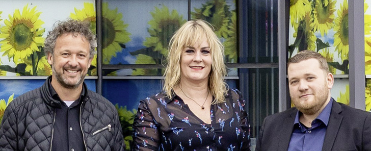 Andrea Beerlink (Mitte), die neue Geschäftsführerin von ­Cura Glass, hier mit Cura Glass Inhaber Marijn van den Ingh (li.) und Bas Mulder, kaufmännischer ­Leiter