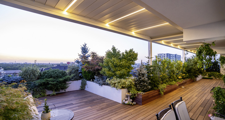 Das windstabile Lamellendach Maestro (offene Lamellen WWK 3, geschlossen WWK 6, jeweils nach DIN EN 13651:2009 + Delegierte Verordnung EU 2019/1188) erfüllt hier als 3-teilige Ausführung alle Anforderungen für Sonnen- und Wetterschutz auf einer Penthouseterrasse in luftiger Höhe. Die Schneelast liegt bei mindestens 110 kg/m2.