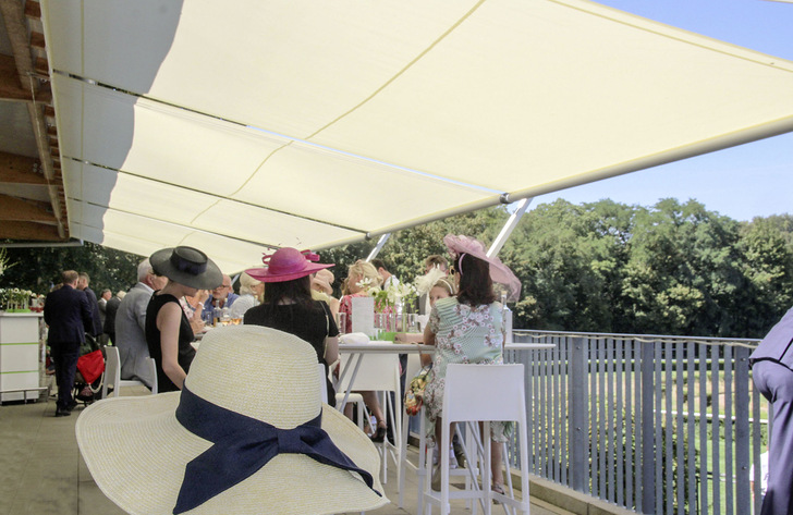 Gut bedacht auf der Terrasse. Durch das modulare Stützensystem kann Shade auch auskragend  montiert werden.