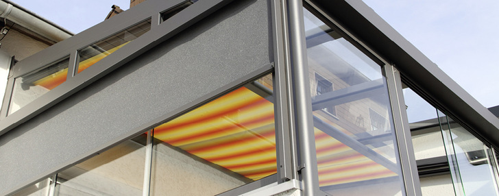 ﻿Zip-Screens eigenen sich perfekt für große Fensterfronten, wie sie heute in ­modernen Gebäuden beliebt sind. - © Foto: Adobe Stock - maho
