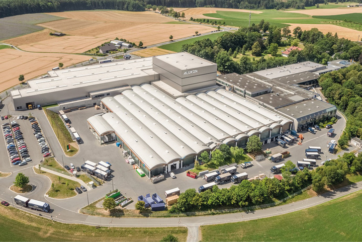 Mit dem Erweiterungsbau hat sich die Produktionsfläche von Alukon in Konradsreuth um 50 % vergrößert. Dies ermöglicht eine Verdopplung der Kapazitäten, 
optimierte Arbeitsabläufe und noch kürzere Lieferzeiten. - © Foto: Alukon
