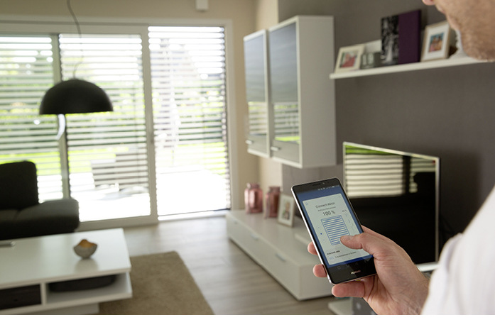Lässt sich der Rollladenmotor dann auch noch über Funk steuern – wie zum Beispiel der Rollo Tube S-Line DuoFern von Rademacher – kann er in ein Smart-Home-System eingebunden werden.