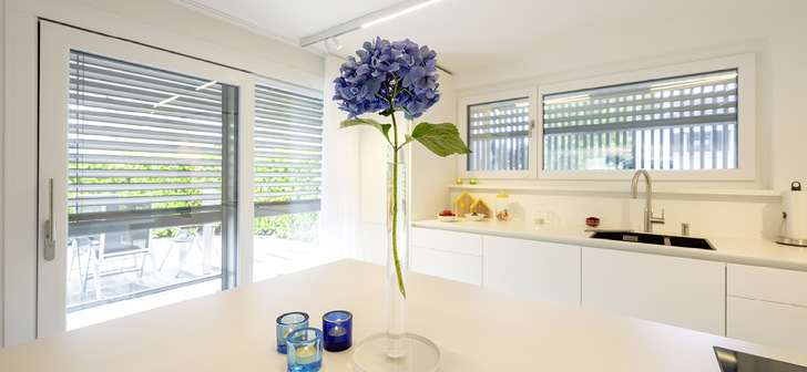 Die automatisiert gesteuerte Verschattung reduziert sowohl Klimatisierungs- als auch Heizkosten.