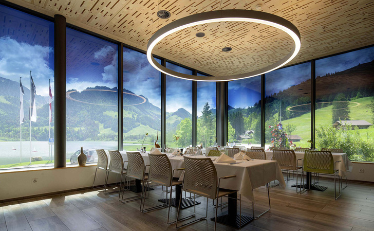 Die Fensterfront des Panoramasaals wurde mit SageGlass Harmony verglast, das beim Schalten nahtlose Übergänge von vollständig klar zu vollständig getönt ermöglicht.