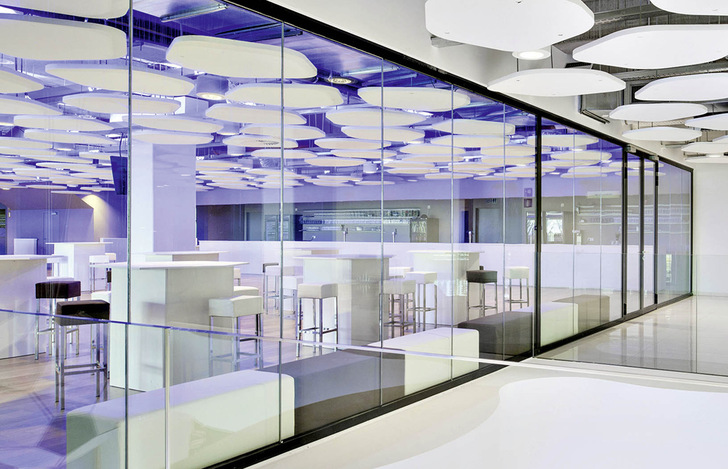 Die Gläser der AGC-Trennwände sind nur durch eine feuerbeständige, 15 mm breite Silikonfuge getrennt. Dies sei aktuell, die schmalste Fuge in diesem Marktsegment.