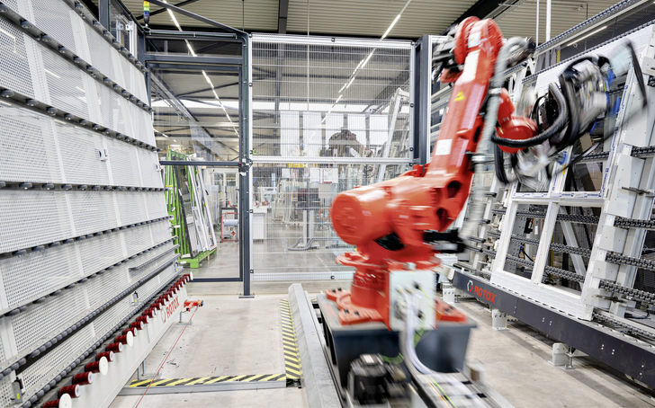 Ein Quantensprung im ­Fensterbau ist das voll­auto­mati­sche   Ein­setzen der Scheibe in den Flügel, ­ohne ­manuelle Nach­bearbeitung.