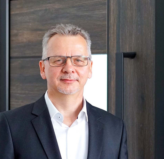 Heinrich Nowak war lange Jahre Bereichsleiter Export Baubeschlag- & Metallverbundsysteme bei Gutmann Bausysteme GmbH, jetzt besetzt er die Geschäftsführerposition bei Köster Aluminium.