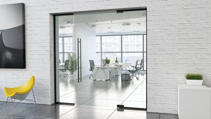 Dank einer Steckbefestigung weist der Eckbeschlag Alva EN3 von Bohle keine sichtbaren Befestigungspunkte an den Abdeckkappen und der Bodenplatte auf. Schwarze Einlagen unterstreichen die elegante Optik.