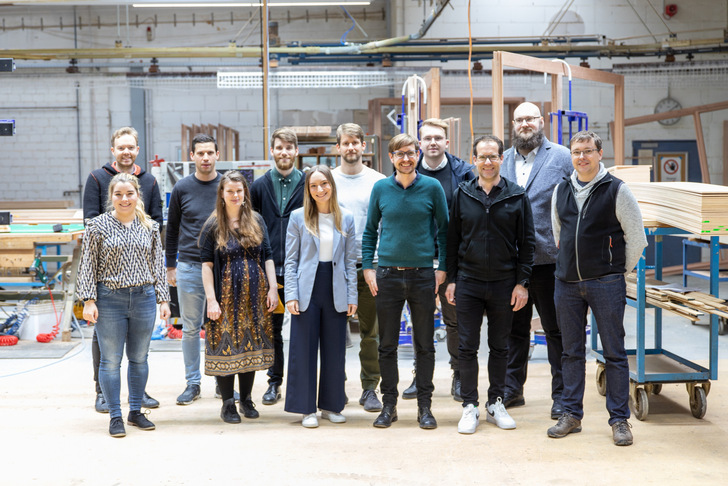 V.l.n.r.: Lisa-Marie Beelitz (MB Fensterbau und Tischlerei), Maximilian Grünbeck (Fenster- & Türenbau Grünbeck), Andreas Chrobok (Fensterbau Erich Schillinger), Maxi Häber (HFBB Holzfensterbau Bernau), Kai Pless (Bundesverband ProHolzfenster), Sarah Nuffer (Wipfler Fenster + Fassaden), Florian Kowalski (KOWA Holzbearbeitung), Stefan Appelhans (Sorpetaler Fensterbau), Simon Hinrichs (Herbert Fenster), Mike Weihe (Weihe GmbH), Johann Koch (ADJOKO GmbH), Thomas Pötschke (Pötschke Fensterbau) - © BPH/Sorpetaler
