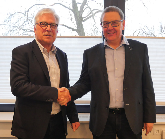 Foppe Direkt Versand übernimmt die Vertriebsrechte an zwei Montageprodukten im Fenster- und Innenausbau von der ClearoPag GmbH. 
V.l.: Helmut Klein (ClearoPag GmbH), Johannes Foppe (Foppe + Foppe)