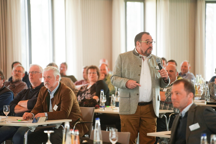 Jürgen Sieber beim PartnerForum von Huber & Sohn mit dem Thema „Glasbruch-Analyse“. Vorne rechts im Bild Geschäftsführer Josef Huber.