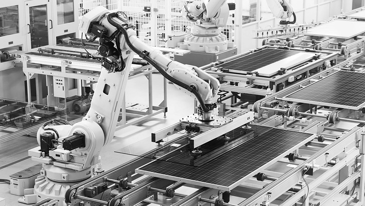 Produktionslinie für Solarmodule in der Modern Bright Factor: Hier werden Solarmodule auf einem Förderband zusammengesetzt