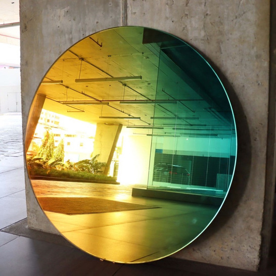 Hier ein mehrfarbiger Spiegel aus dem Designglas VG print  - © Schwan Glas
