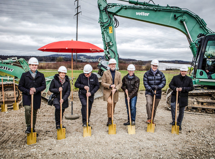 Spatenstich für den Glatz-Neubau: Sergio Rovelli, Christa Glatz, Markus Glatz, Goris Verburg, Sergio Malacarne, Jean-Pierre Mathias und Maurice Weber (v. li.) - © Glatz
