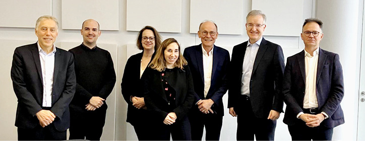 Schauen zuversichtlich auf das AGC-Saint-Gobain Projekt (v. l.): François Lerbet, Guillaume Gasnier, ­Florence Quintard, Joana Arreguy, Benoît d‘Iribarne, Davide ­Cappellino und Marc Foguenne - © Foto: AGC Glass Europe
