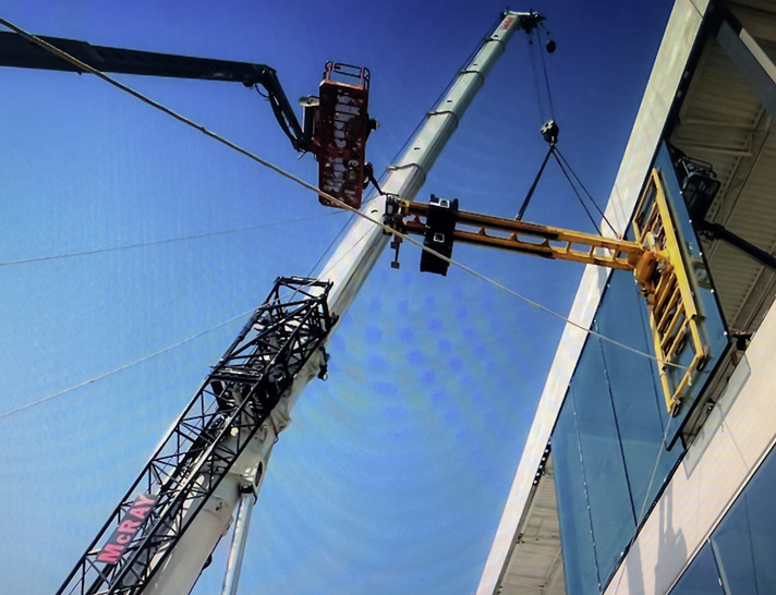 Hier die Montage eines übergroßen Fassadenelements mit Heavydrive Hebetechnik an der Fassade der neuen Tesla Gigafactory in Austin. - © Foto: W&W Glass
