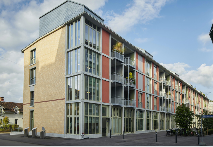 Bei den Stadthäusern in der Lokstadt konnte die Backstein-­Ästhetik der industriellen Bestandsbauten teilweise erhalten und mit neuen Balkonen und energieeffizienten Fenstern und Türen aufgewertet werden.