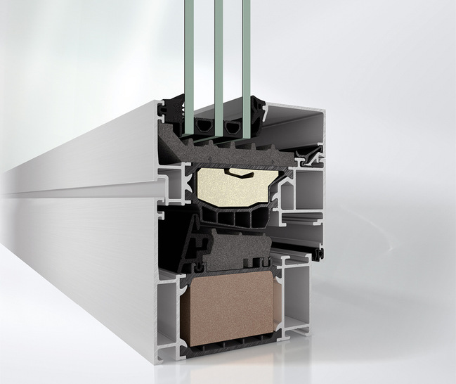 Schüco AWS 90.SI+ optimized mit 90 mm Bautiefe ab 117 mm äußerer ­Ansichtsbreite: Passivhaus zertifizierte Wärmedämmung mit Uf = 0,80 W/(m 2K ).