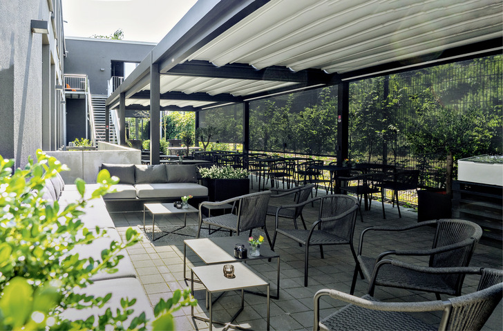 Mit knapp 16 m  ×  4,3 m überdacht die dreiteilige Maestro ­Pergotenda den allergrößten Teil der Terrasse.