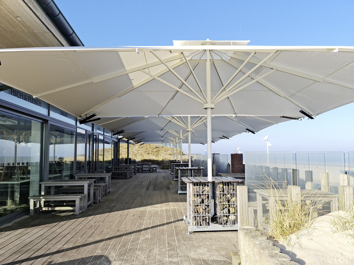 Die Multicube Gabionen sorgen in der Außengastronomie für die notwendige Standfestigkeit von Großschirmen und lassen sich zugleich auch als Stehtische oder Sitzmöbel verwenden.