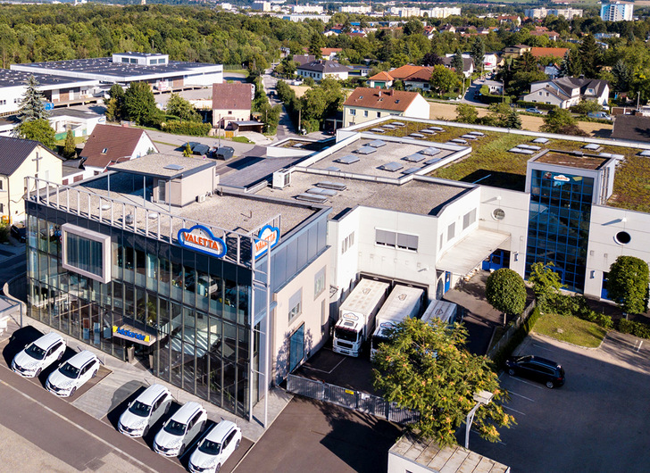 Mit einem Umsatz von 37 Mio. Euro und rund 220.000 produzierten Sonnenschutzeinheiten blickt man mit einem zweistelligen Plus auf ein starkes Jahr 2022 zurück. 