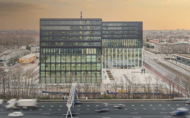 Das neue transparent Amsterdamer Gerichtsgebäude (NACH) beherbergt fünfzig verschiedenen Gerichtssäle und eine Vielzahl an zugehörigen Verwaltungsräumen. - © Foto: Fernando Guerra FG+SG
