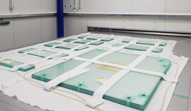 Diese Glaspakete fahren in Kürze automatisch in die LamiPress zum Laminieren.