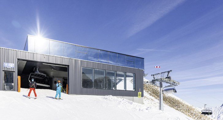 Bei der Madlochbahn wurden die großen Fassadengläser der frei stehenden Station mit Vogelschutzgläsern von Glas Marte ausgeführt. Das Motiv ist ein feines Netz aus Wellenlinien, das an Skispuren im Schnee erinnert. - © Foto: Doppelmayr Seilbahnen GmbH/ Daniel Zangerl
