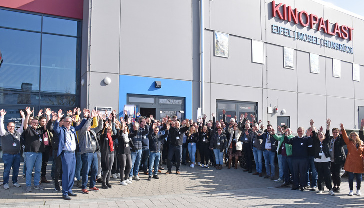 Gute Stimmung vor dem Kinopalast in Wittlich zum Abschluss des Veranstaltungstages. - © Daniel Mund / GLASWELT
