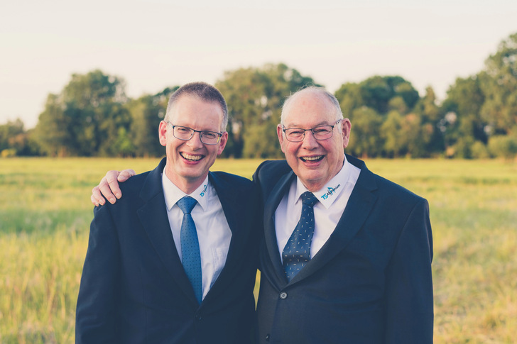 Ein Bild am Rande des 40-jährigen Jubiläums von TS Aluminium 2017: Rudolf Trauernicht mit seinem Sohn und Nachfolger Rainer Trauernicht.