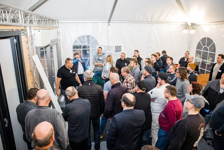 Die Live-Montage eines Hebe-Schiebe-Elements des GEALAN-Systems S 9000 war einer der Höhepunkte des Praxistages, der gemeinsam mit Systempartner Gealan veranstaltet wurde. 