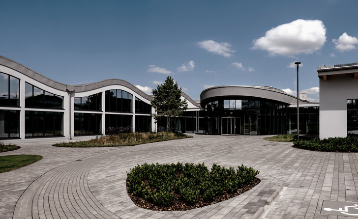 Der IT-Campus in Paderborn erfüllt höchste Ansprüche in puncto Nachhaltigkeit und Energieeffizienz. Das Fassadensystem heroal C 50, das Türsystem heroal D 72 und das Fenstersystem heroal W 72 leisten hierzu einen wichtigen Beitrag - © heroal
