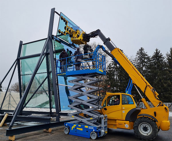 Heavydrive simuliert verschiedene Montagesituationen für die Großbaustelle am Frankfurter Flughafen: Hier ist der Minikran MRK 86.0 in Kombination mit dem Überkopfmanipulator VSGU 800 K im Einsatz.