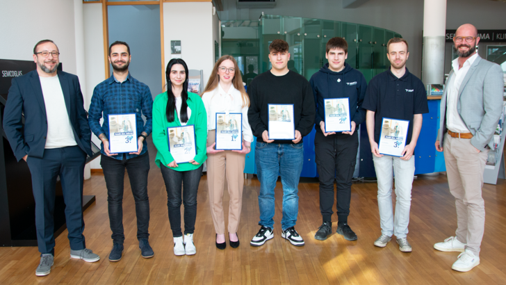 Strahlende Gewinner (v. l.): Alexander Akgül (Technischer GF), Serdal Vural (Vechta), Hilal Aksit (Dülmen), Julia Sträter (Dülmen), Jan-Lennart Ruinys (Westerstede), Nico Dethloff (Neubrandenburg), Nils Bremkes (Wassenberg) und Michel Schüller (GF). - © Semcoglas
