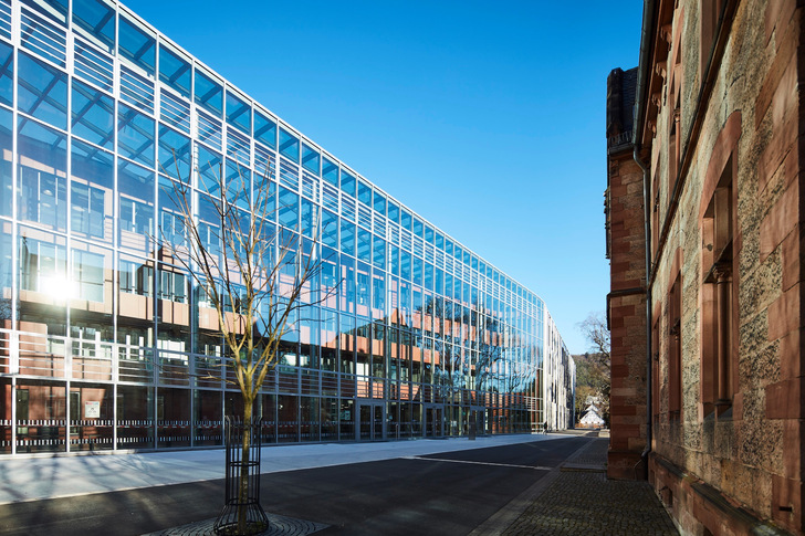 Mit ihrer Architektur setzt die neue Zentralbibliothek der Universität Marburg einen Akzent im Stadtbild der mittelhessischen Stadt. Gleichzeitig fügt sie sich gekonnt in die historische Kulisse ein. - © Isolar Glas Beratung
