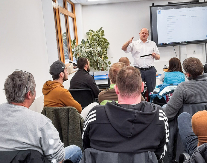 Schulungsoffensive von Verarbeitern bei einem BUG Partner durch Günter Haseitl, Leiter der BUG Produktentwicklung.