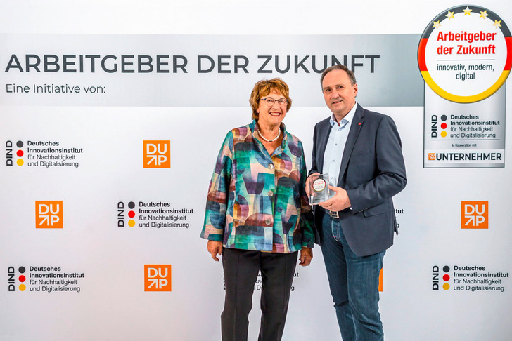 Brigitte Zypries, Schirmherrin und Bundeswirtschaftsministerin a. D., übergibt die Auszeichnung „Arbeitgeber der Zukunft“ an sedak-Geschäftsführer Bernhard Veh.