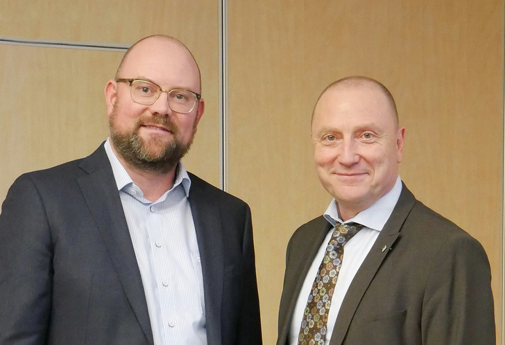 Gemeinsames Engagement für die transparente Gebäudehülle: Thomas Drinkuth, Leiter der RTG (l.), und Josef Beckhoff, Vorstand Vertrieb & Marketing bei der Veka AG (r.).