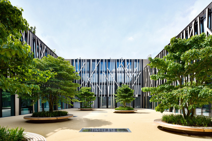 Das Schulgebäude in Nürnberg wurde mit Closed-Cavity-Fassade und vorspannbaren, Sonnenschutzgläsern von Saint-Gobain Glass ausgestattet. - © Ralf Dieter Bischoff Fotografie
