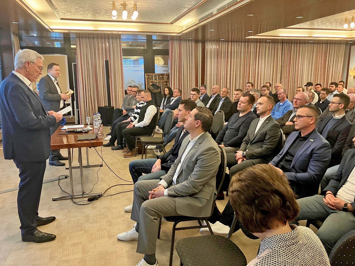 Die Gesamtvertriebstagung der Ammon Beschläge-Handels GmbH (li. Seniorchef Dieter Ammon, mit Geschäftsführer Konrad Fritz) Ende Januar in Nürnberg hat gezeigt, was „den Ammon“ ausmacht. Die Ansprache an die Angestellten enthielt, wo notwendig, klare Töne und war zugleich voller Wertschätzung.