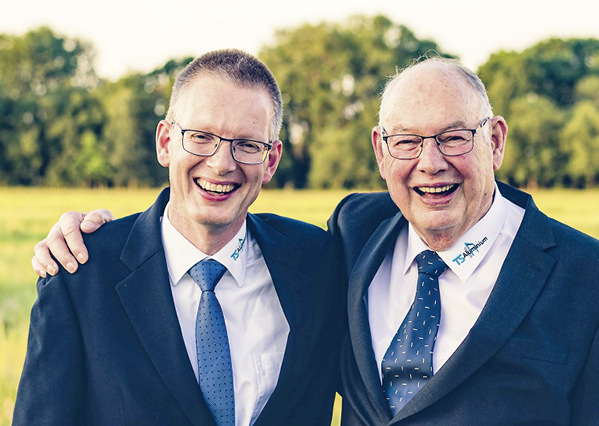 Ein Bild am Rande des 40-jährigen Jubiläums von TS Aluminium 2017: Rudolf Trauernicht mit seinem Sohn und Nachfolger Rainer Trauernicht.