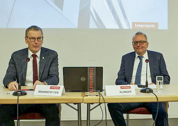 Johann Brandstetter, Internorm-Geschäfts­führer Marketing & ­Vertrieb (l.) und Unternehmenssprecher und Miteigentümer Christian ­Klinger auf der Presse­konferenz in Linz.