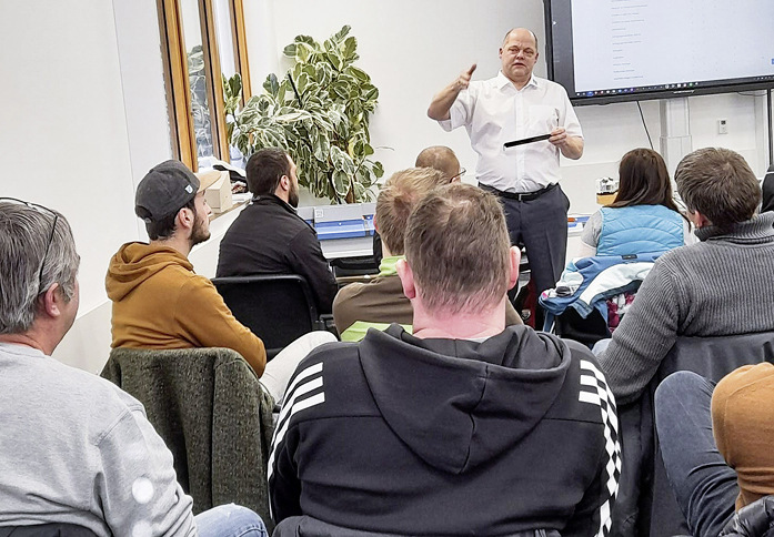 Schulungsoffensive von Verarbeitern bei einem BUG Partner durch Günter Haseitl, Leiter der BUG Produktentwicklung.