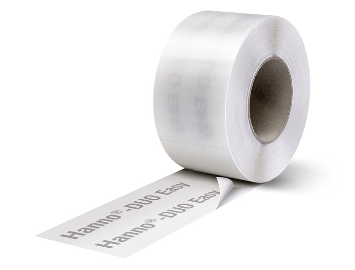Das Hanno-Folienband Duo Easy ist jetzt auch als zugeschnittene Pads von der Rolle erhältlich. Das selbstklebende Band ist speziell für luftdichte Übergänge zu Befestigungs­elementen konzipiert.