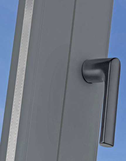 Der HOPPE-Kompakt-Fenstergriff wird auf eine Unterkonstruktion aufgesteckt, verdeckt sie vollständig und der Griff liegt direkt am Fensterprofil an.